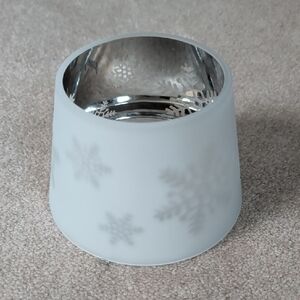 NWT Slatkin & Co White Snowflake Glass Holiday Dancing Lamp Shade, has box